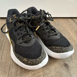Under Armour Women’s Flow Breakthru 2 Basketball Shoes